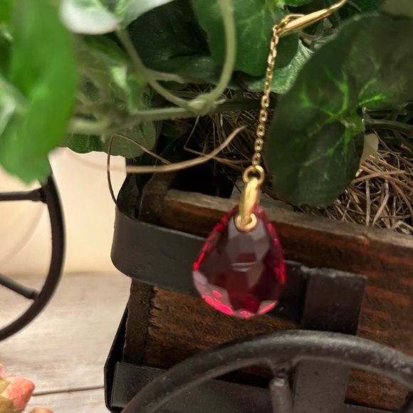 🎱[2/$36.00]🎱 Red Faceted Cut Glass Earrings - Picture 3 of 4